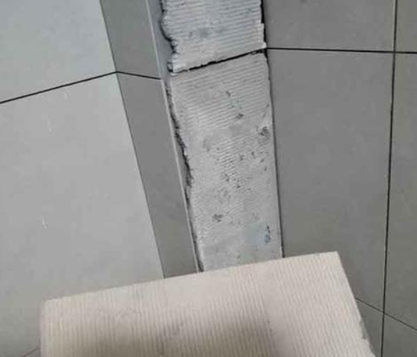 曲周瓷砖空鼓维修公司分享下厨房瓷砖脱落的补救措施。
